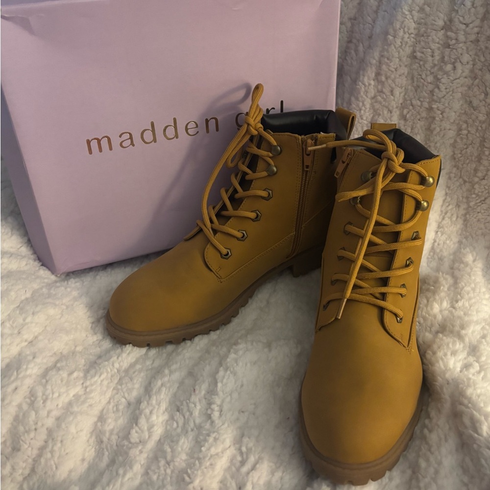 NWT Madden Girl Tan Lace-Up Ankle Boots